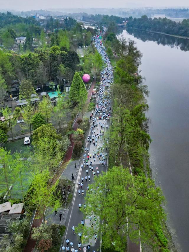 官方网站-成都:一场“小村跑”,一篇“大文章”